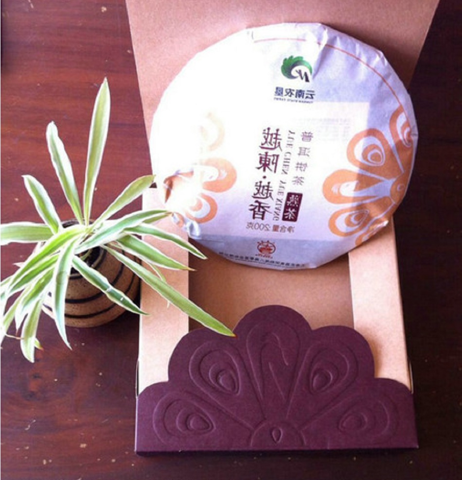 Пуэр в подарочной упаковке производства чайной компании Лимин